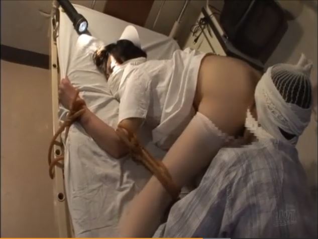 夜勤ナースが入院患者に四つん這い緊縛され無防備なマンコを犯される