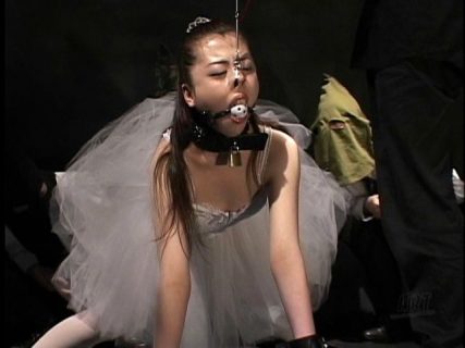 緊縛されたバレエ少女が鼻フックでブサイク顔を晒しながら拷問される動画 画像