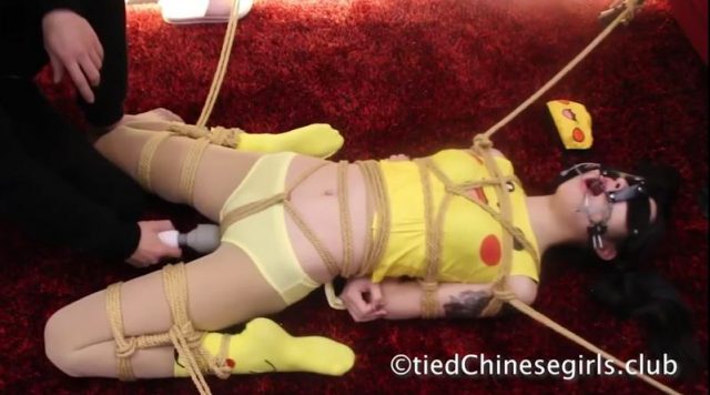 ピカチュウのコスプレした美少女が目隠し拘束されてマンコを電マ責めされちゃうｗｗｗ