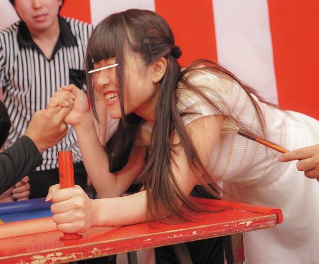 くすぐり我慢腕相撲に負けた素人娘がその場で即エッチの罰ゲーム動画