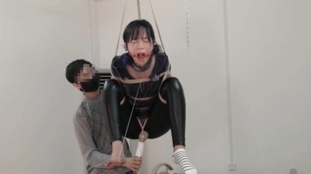 恥ずかしい格好で宙吊り拘束された美女がマンコに電マ固定で放置されちゃうｗｗｗ