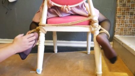 椅子に拘束されたセーラー服少女が足裏を擽られて悶え苦しむｗｗｗ 画像