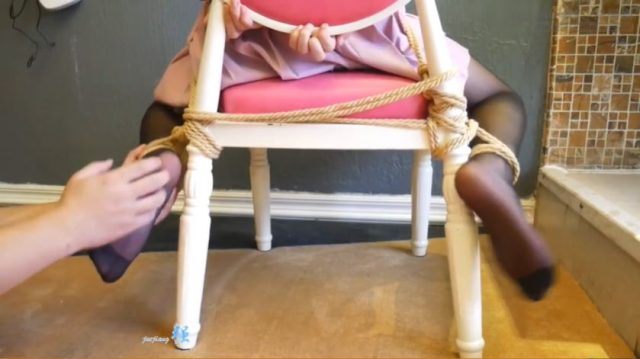 椅子に拘束されたセーラー服少女が足裏を擽られて悶え苦しむｗｗｗ