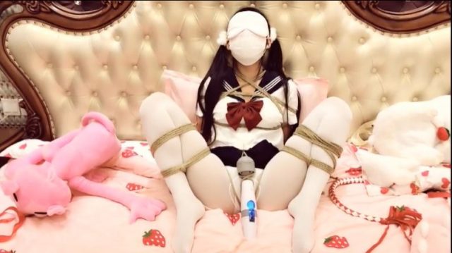 Ｍ字拘束されたセーラー服少女がマンコに固定電マで放置されちゃうｗｗｗ