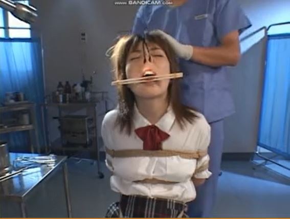 可愛い女子校生が変態医師に緊縛されて執拗な顔責めに悶絶しちゃうｗｗｗ