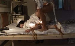 ナースが患者に四肢拘束されてバックからマンコを犯されまくる動画 画像